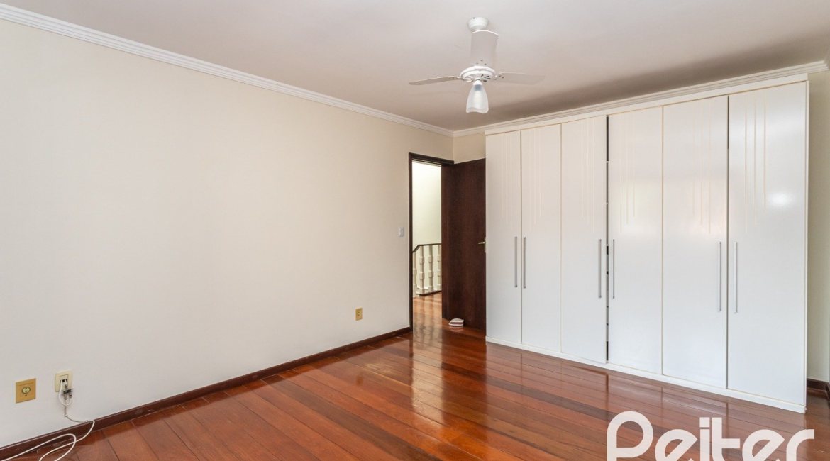 Casa à venda com 379m², 3 dormitórios, 2 suítes, 3 vagas, no bairro Ipanema em Porto Alegre