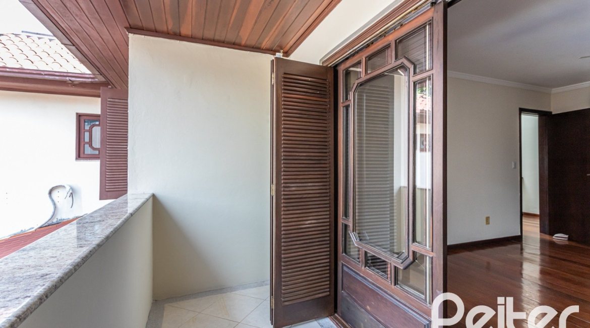 Casa à venda com 379m², 3 dormitórios, 2 suítes, 3 vagas, no bairro Ipanema em Porto Alegre