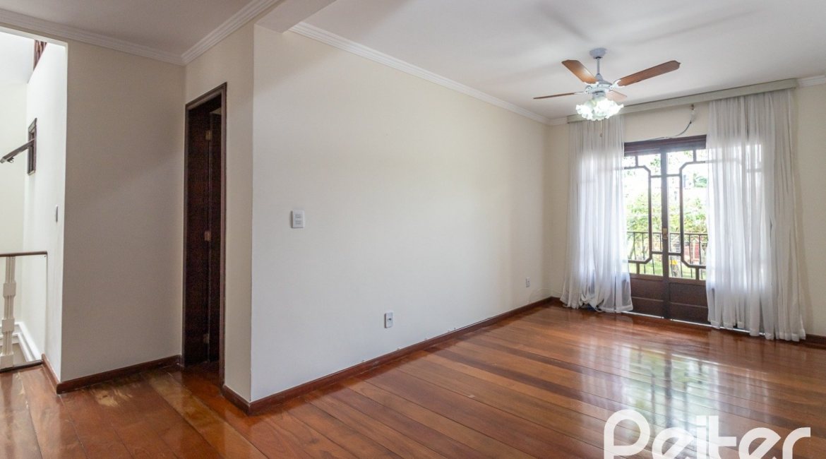 Casa à venda com 379m², 3 dormitórios, 2 suítes, 3 vagas, no bairro Ipanema em Porto Alegre