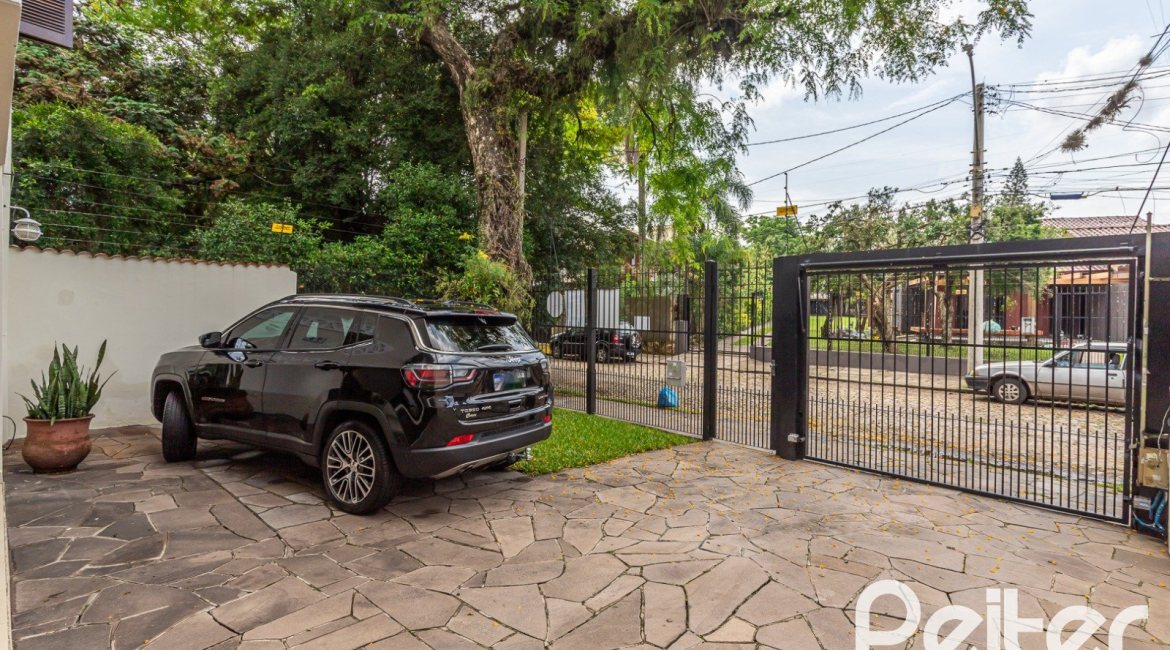 Casa à venda com 379m², 3 dormitórios, 2 suítes, 3 vagas, no bairro Ipanema em Porto Alegre