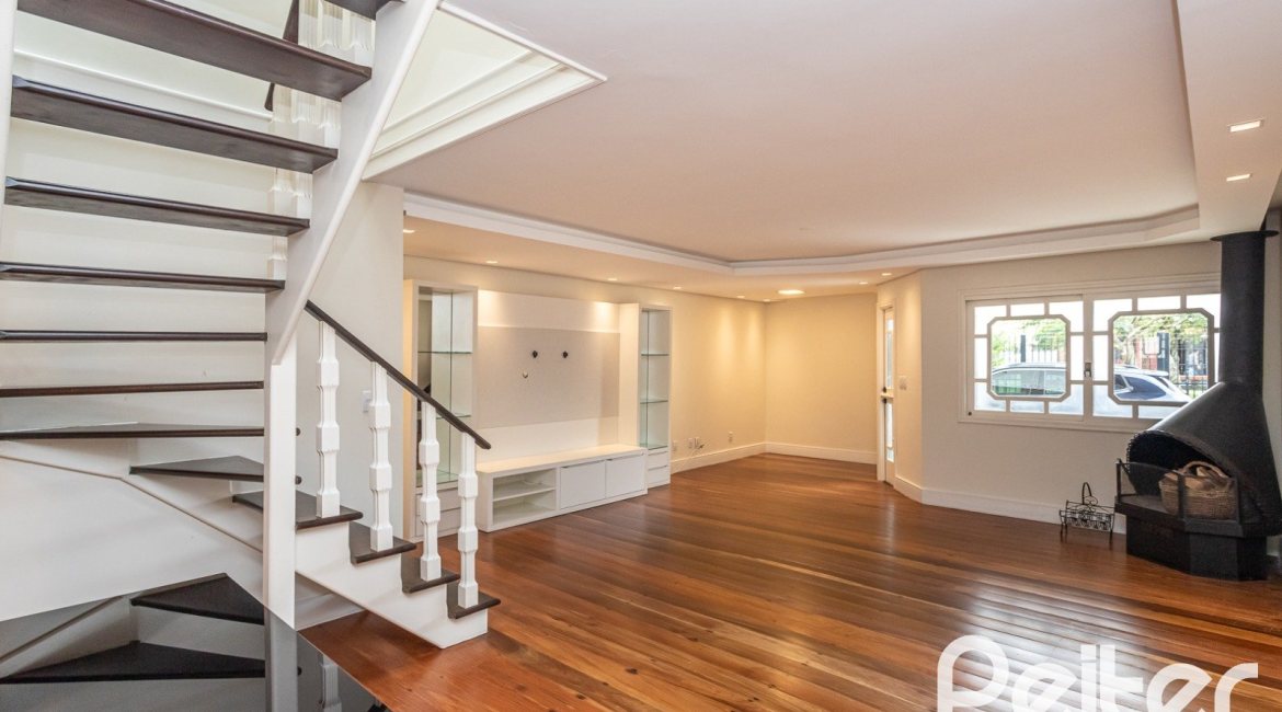 Casa à venda com 379m², 3 dormitórios, 2 suítes, 3 vagas, no bairro Ipanema em Porto Alegre