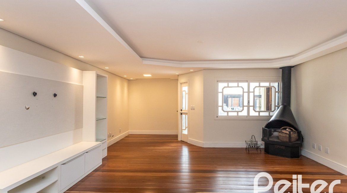 Casa à venda com 379m², 3 dormitórios, 2 suítes, 3 vagas, no bairro Ipanema em Porto Alegre