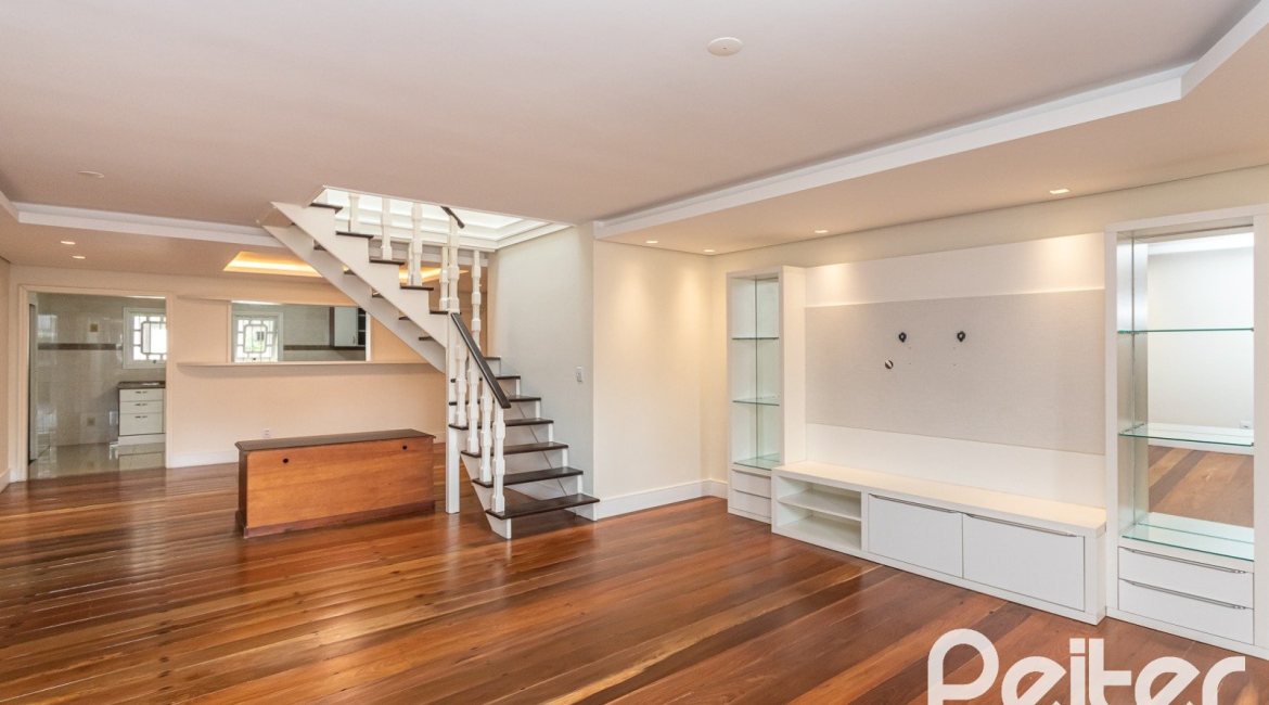 Casa à venda com 379m², 3 dormitórios, 2 suítes, 3 vagas, no bairro Ipanema em Porto Alegre