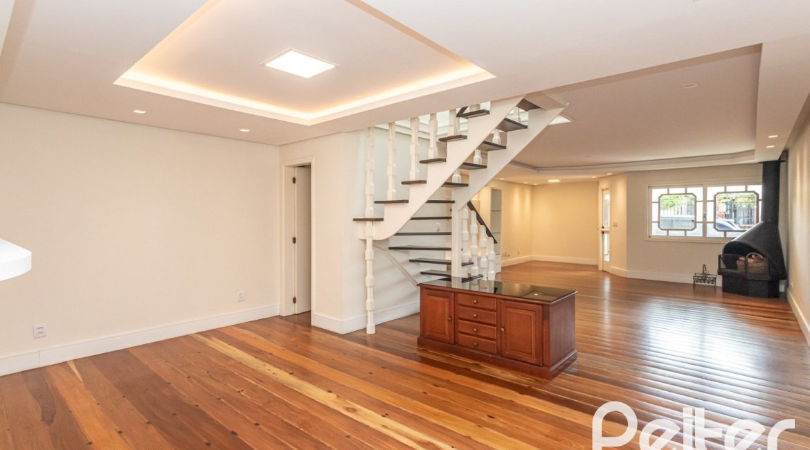 Casa à venda com 379m², 3 dormitórios, 2 suítes, 3 vagas, no bairro Ipanema em Porto Alegre