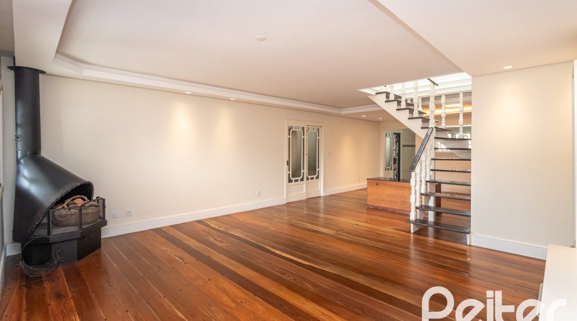 Casa à venda com 379m², 3 dormitórios, 2 suítes, 3 vagas, no bairro Ipanema em Porto Alegre