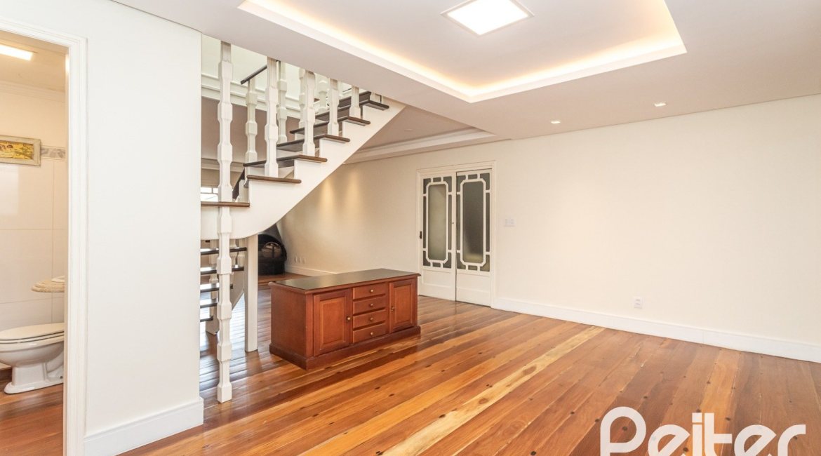 Casa à venda com 379m², 3 dormitórios, 2 suítes, 3 vagas, no bairro Ipanema em Porto Alegre