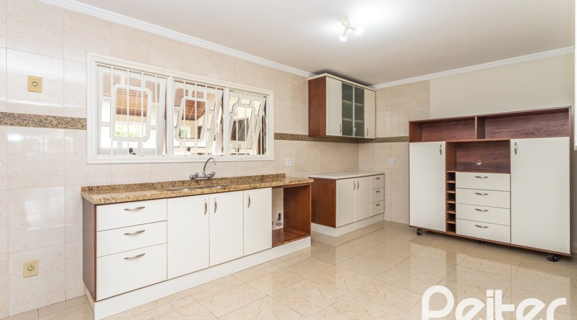 Casa à venda com 379m², 3 dormitórios, 2 suítes, 3 vagas, no bairro Ipanema em Porto Alegre