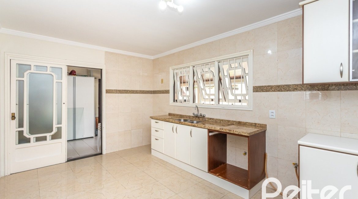 Casa à venda com 379m², 3 dormitórios, 2 suítes, 3 vagas, no bairro Ipanema em Porto Alegre