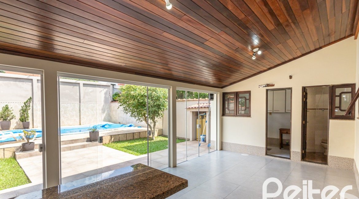 Casa à venda com 379m², 3 dormitórios, 2 suítes, 3 vagas, no bairro Ipanema em Porto Alegre