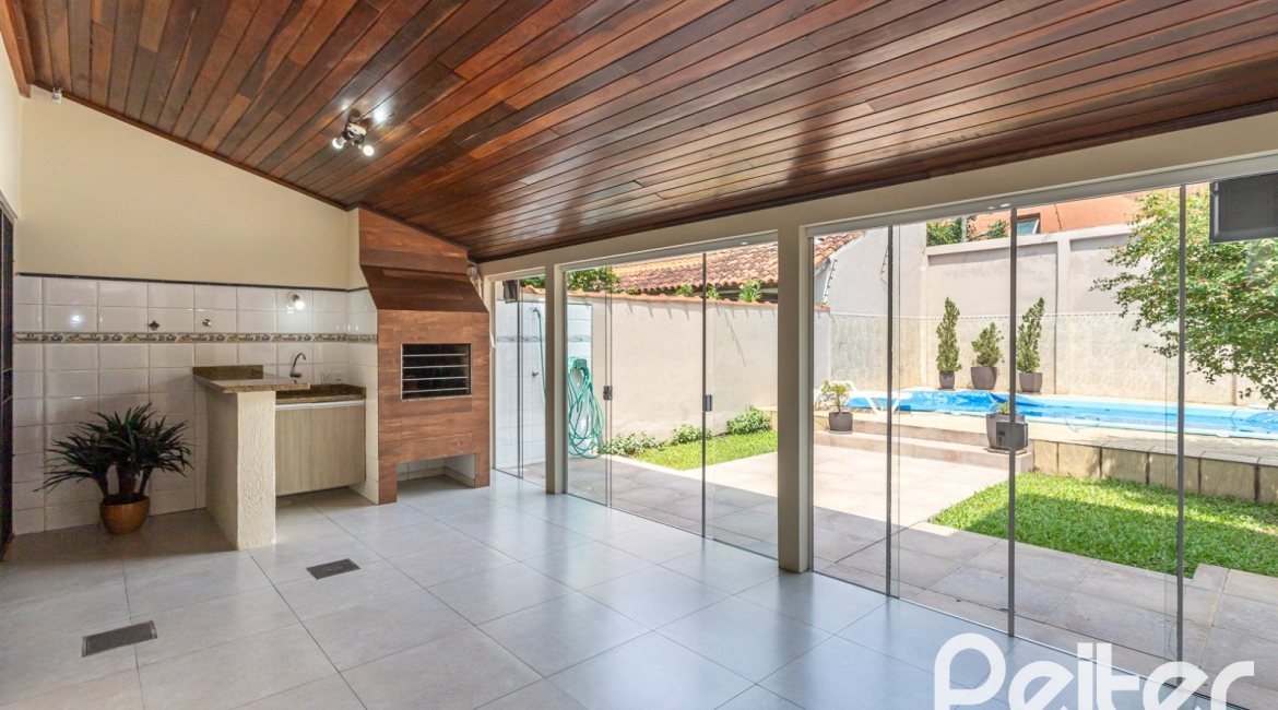 Casa à venda com 379m², 3 dormitórios, 2 suítes, 3 vagas, no bairro Ipanema em Porto Alegre