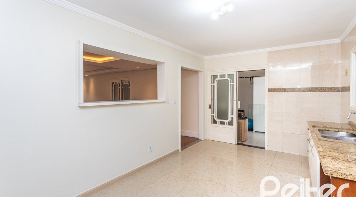 Casa à venda com 379m², 3 dormitórios, 2 suítes, 3 vagas, no bairro Ipanema em Porto Alegre