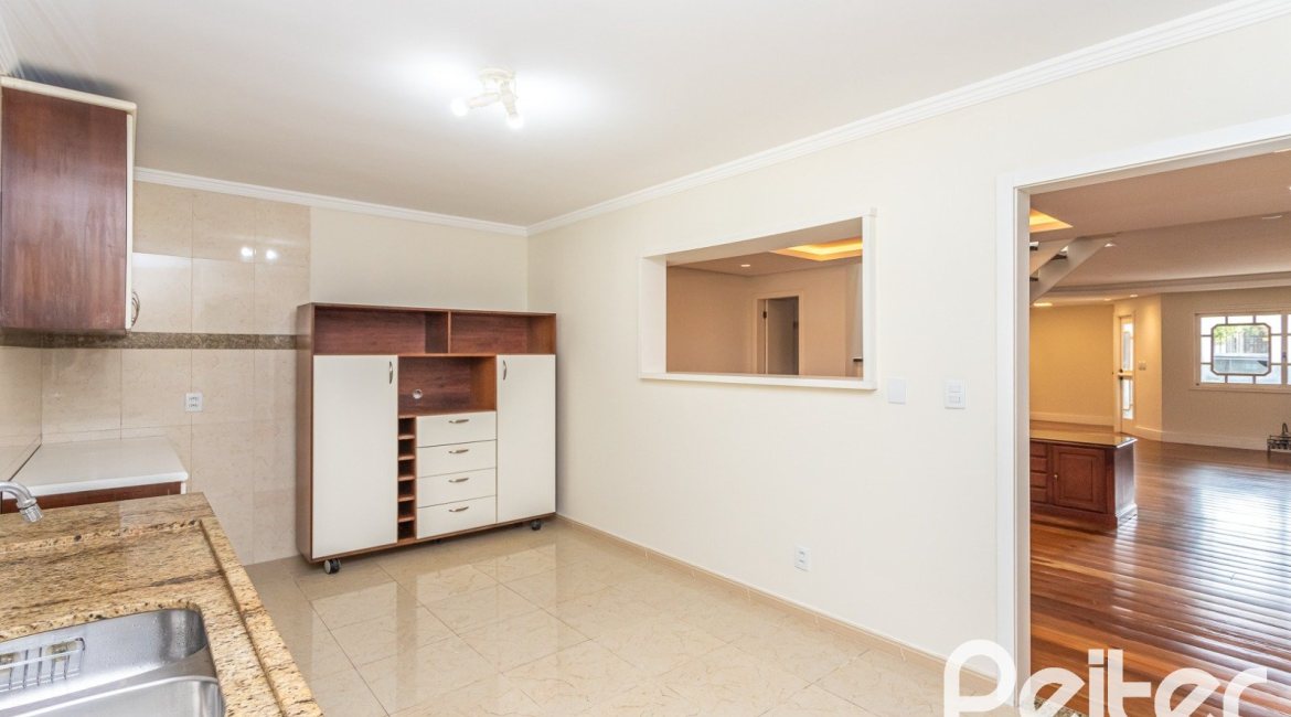 Casa à venda com 379m², 3 dormitórios, 2 suítes, 3 vagas, no bairro Ipanema em Porto Alegre