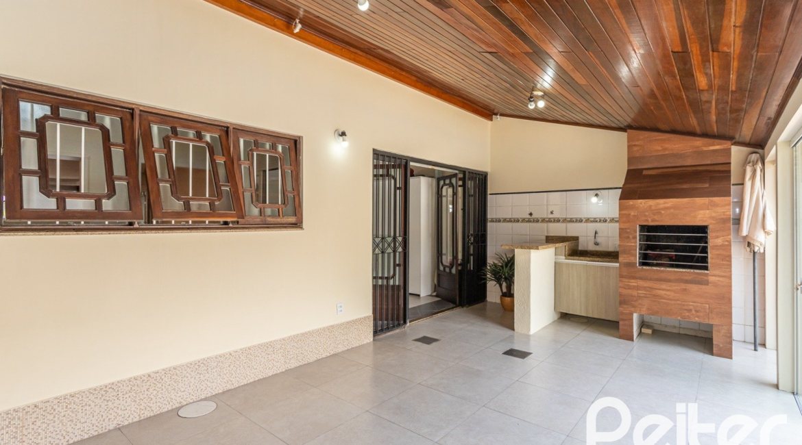 Casa à venda com 379m², 3 dormitórios, 2 suítes, 3 vagas, no bairro Ipanema em Porto Alegre
