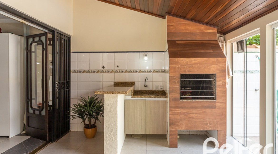 Casa à venda com 379m², 3 dormitórios, 2 suítes, 3 vagas, no bairro Ipanema em Porto Alegre
