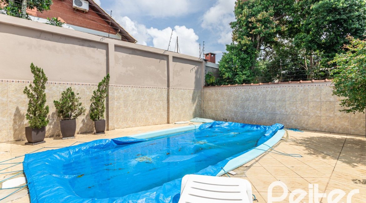 Casa à venda com 379m², 3 dormitórios, 2 suítes, 3 vagas, no bairro Ipanema em Porto Alegre