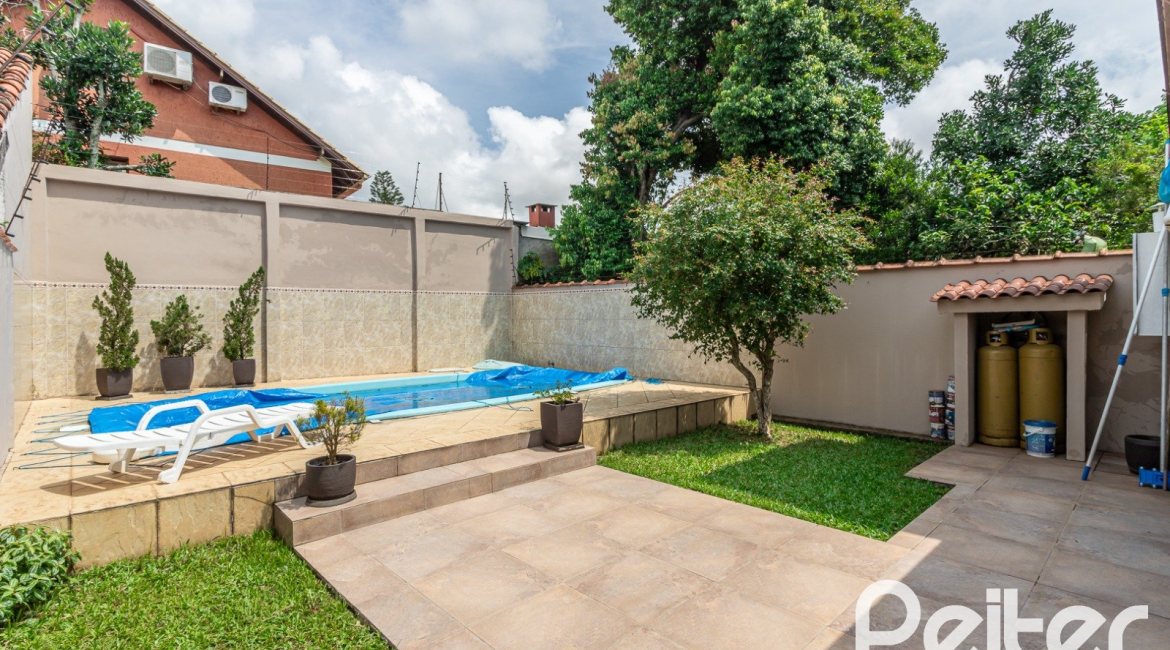 Casa à venda com 379m², 3 dormitórios, 2 suítes, 3 vagas, no bairro Ipanema em Porto Alegre