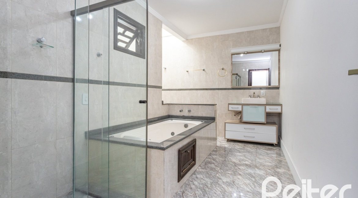 Casa à venda com 379m², 3 dormitórios, 2 suítes, 3 vagas, no bairro Ipanema em Porto Alegre