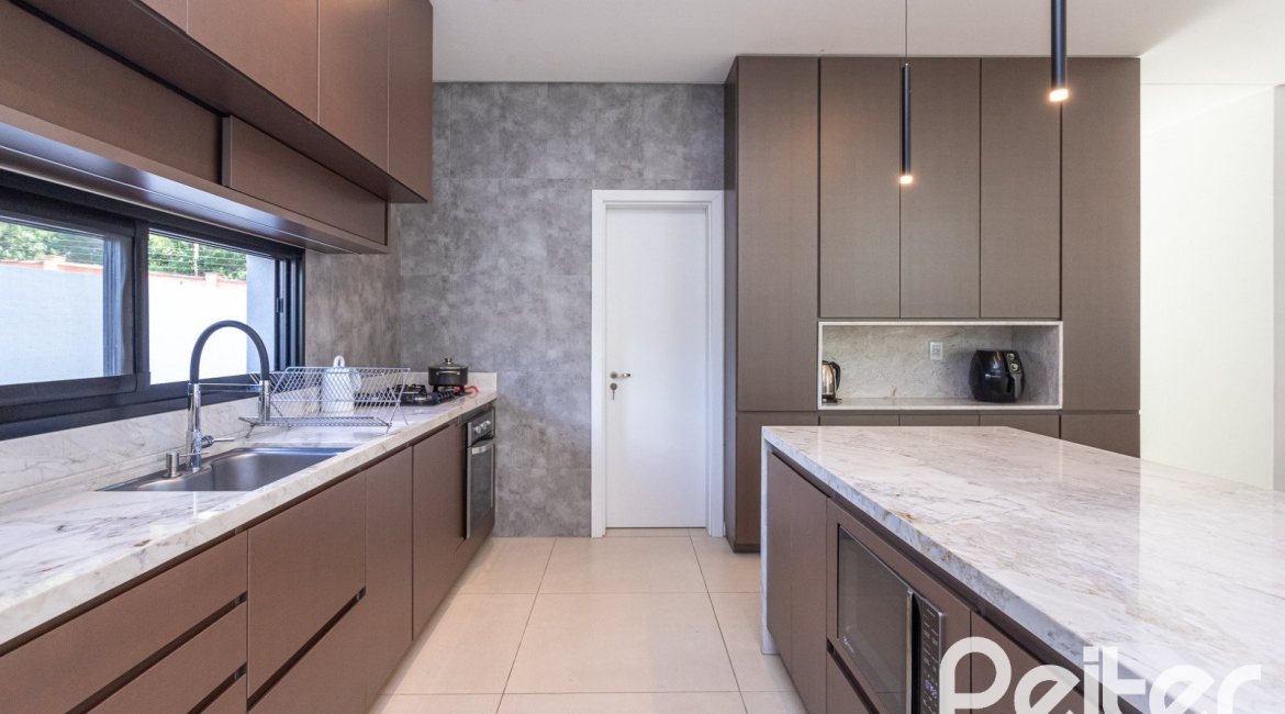 Casa em Condomínio à venda com 344m², 4 dormitórios, 4 suítes, 4 vagas, no bairro Alphaville em PORTO ALEGRE