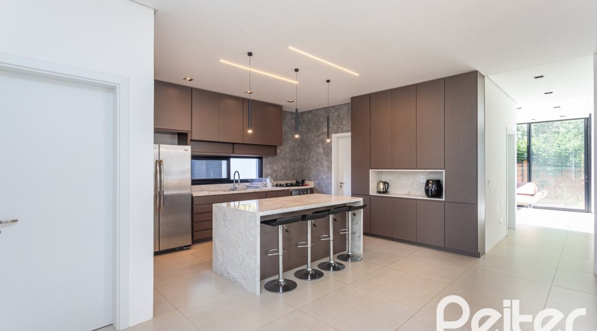 Casa em Condomínio à venda com 344m², 4 dormitórios, 4 suítes, 4 vagas, no bairro Alphaville em PORTO ALEGRE