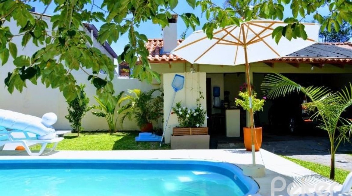 Casa à venda com 250m², 4 dormitórios, 2 suítes, 2 vagas, no bairro Ipanema em Porto Alegre