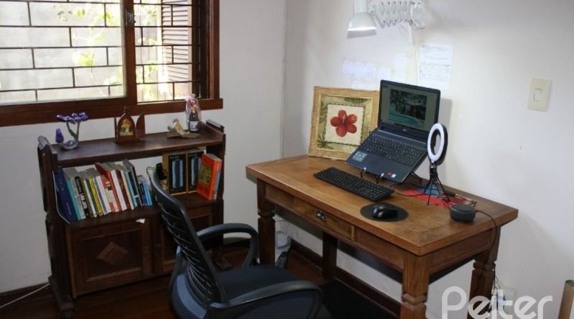 Casa à venda com 250m², 4 dormitórios, 2 suítes, 2 vagas, no bairro Ipanema em Porto Alegre