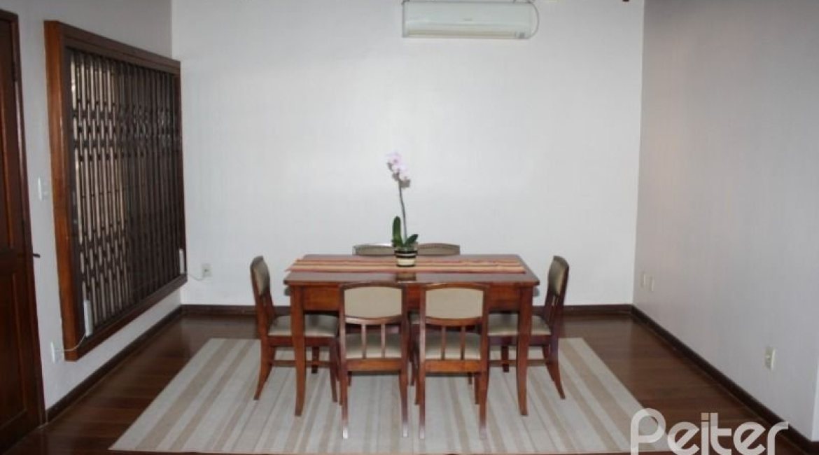 Casa à venda com 250m², 4 dormitórios, 2 suítes, 2 vagas, no bairro Ipanema em Porto Alegre