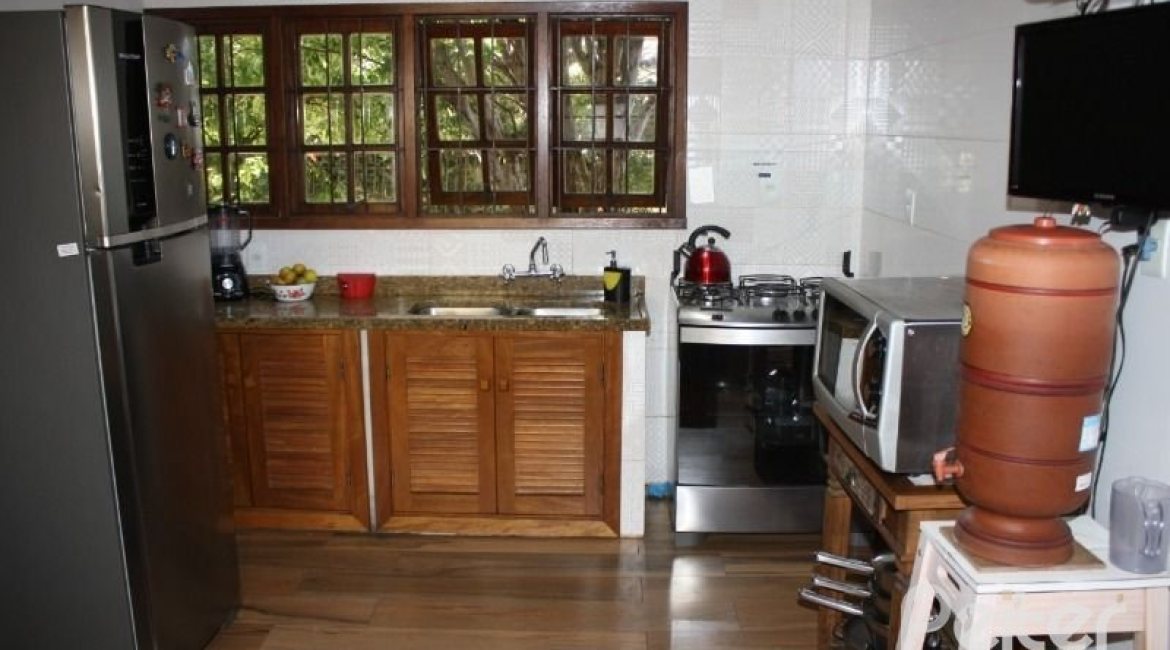 Casa à venda com 250m², 4 dormitórios, 2 suítes, 2 vagas, no bairro Ipanema em Porto Alegre