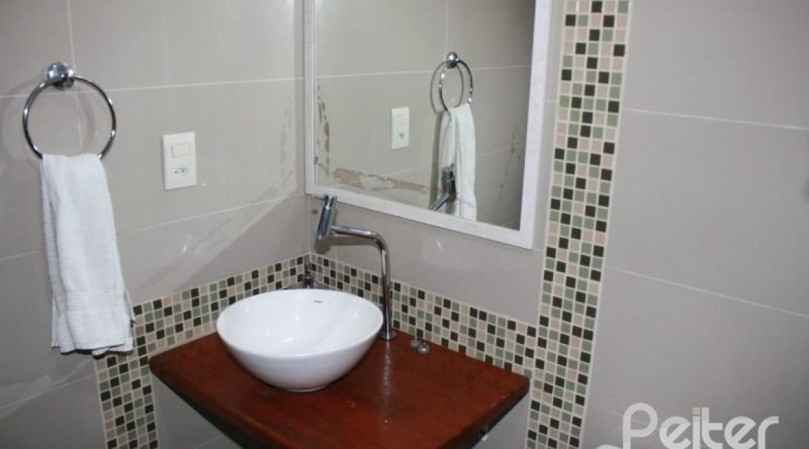 Casa à venda com 250m², 4 dormitórios, 2 suítes, 2 vagas, no bairro Ipanema em Porto Alegre