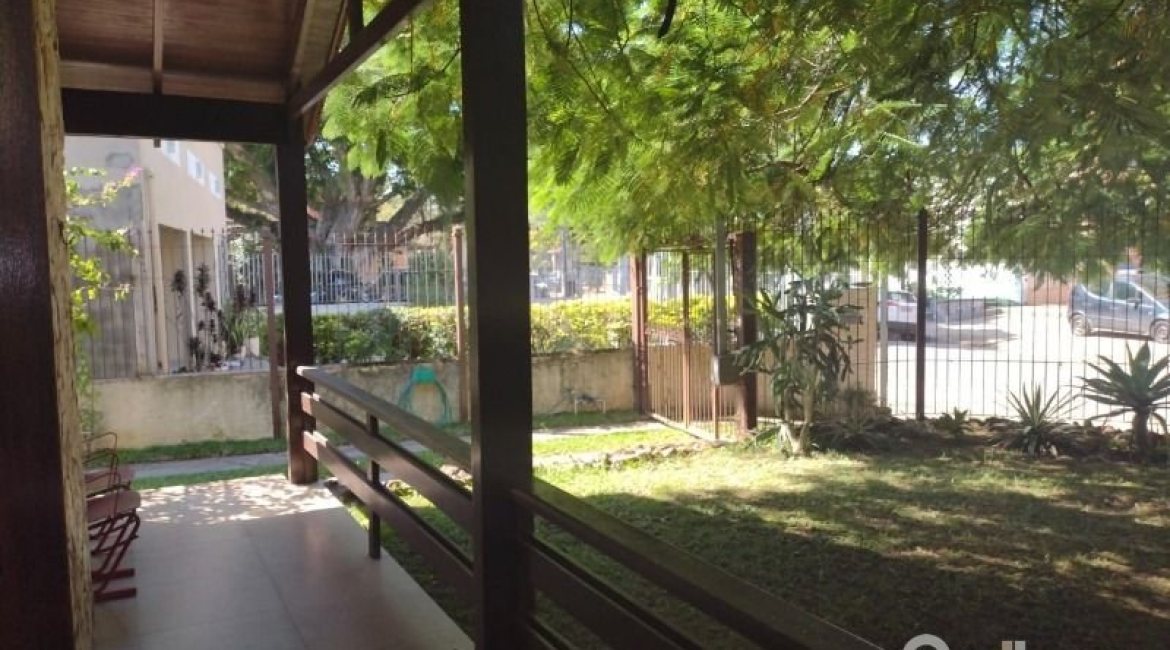 Casa à venda com 250m², 4 dormitórios, 2 suítes, 2 vagas, no bairro Ipanema em Porto Alegre