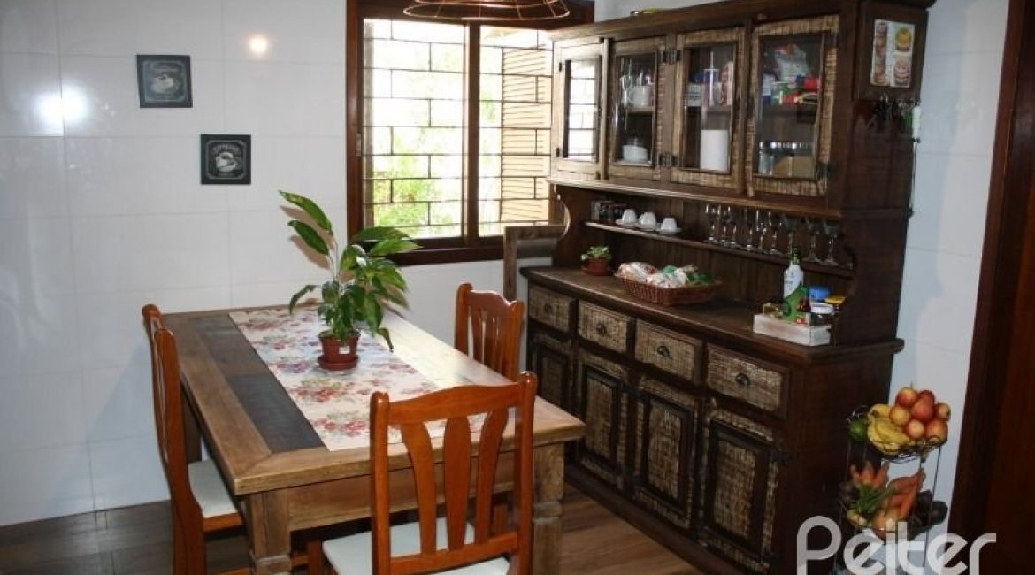 Casa à venda com 250m², 4 dormitórios, 2 suítes, 2 vagas, no bairro Ipanema em Porto Alegre