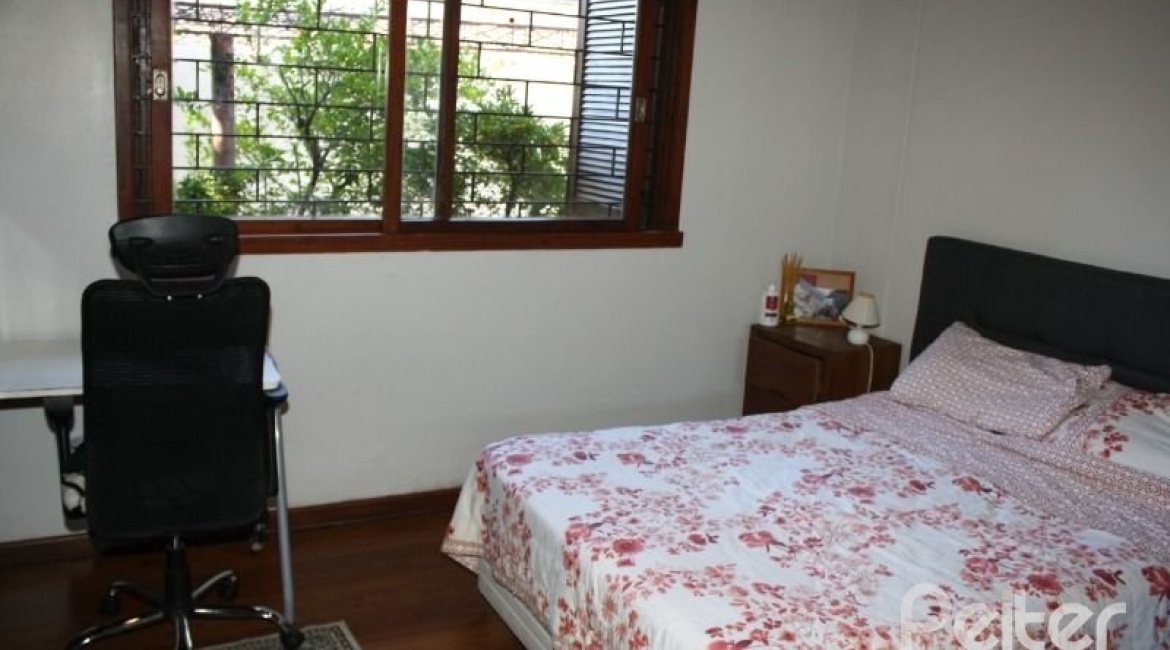 Casa à venda com 250m², 4 dormitórios, 2 suítes, 2 vagas, no bairro Ipanema em Porto Alegre