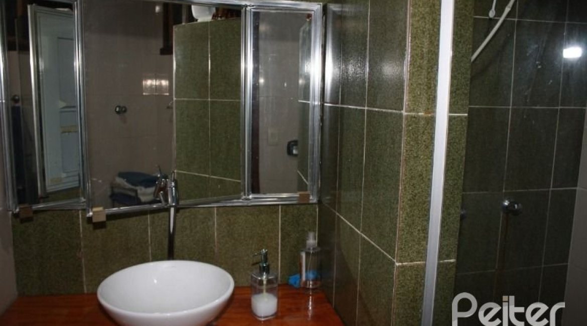 Casa à venda com 250m², 4 dormitórios, 2 suítes, 2 vagas, no bairro Ipanema em Porto Alegre