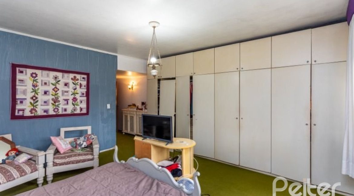 Casa à venda com 246m², 3 dormitórios, 1 suíte, 4 vagas, no bairro Jardim Isabel em Porto Alegre