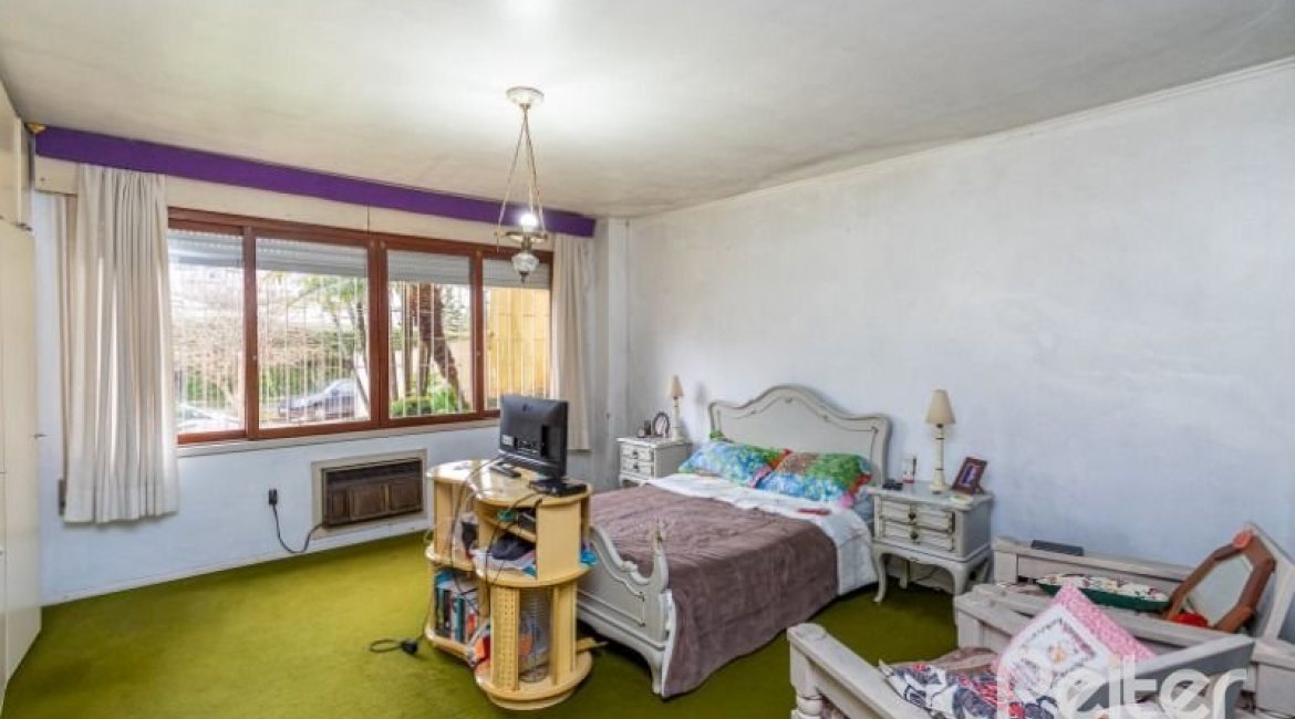 Casa à venda com 246m², 3 dormitórios, 1 suíte, 4 vagas, no bairro Jardim Isabel em Porto Alegre