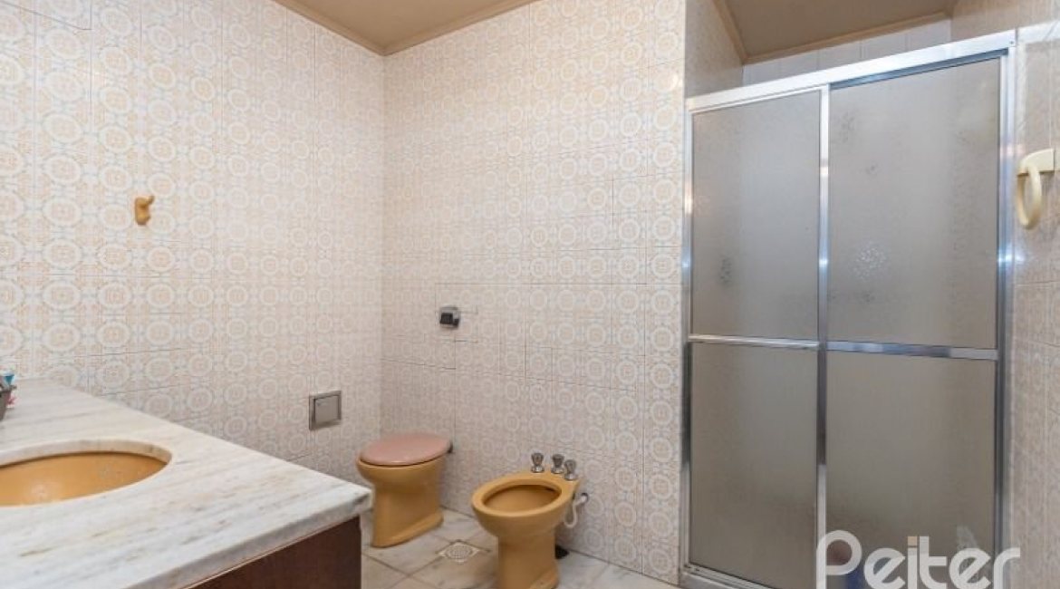 Casa à venda com 246m², 3 dormitórios, 1 suíte, 4 vagas, no bairro Jardim Isabel em Porto Alegre