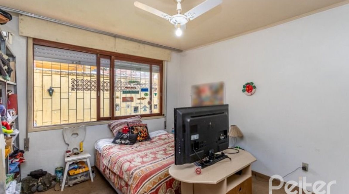 Casa à venda com 246m², 3 dormitórios, 1 suíte, 4 vagas, no bairro Jardim Isabel em Porto Alegre