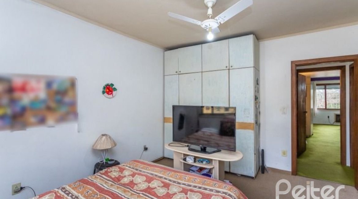 Casa à venda com 246m², 3 dormitórios, 1 suíte, 4 vagas, no bairro Jardim Isabel em Porto Alegre