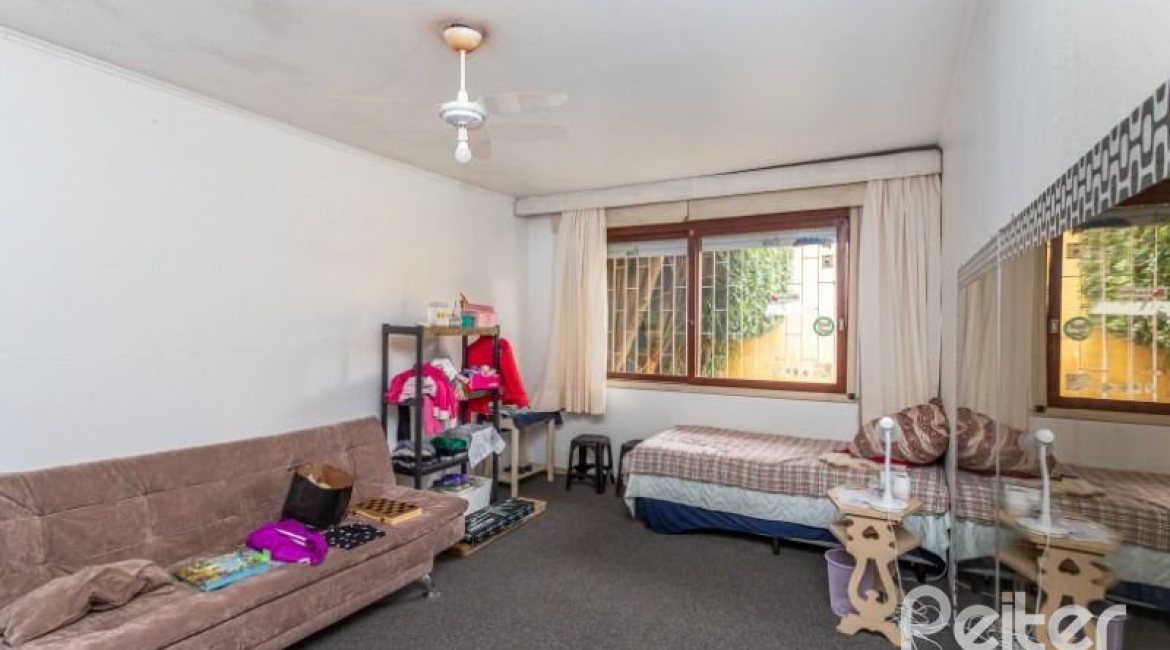 Casa à venda com 246m², 3 dormitórios, 1 suíte, 4 vagas, no bairro Jardim Isabel em Porto Alegre