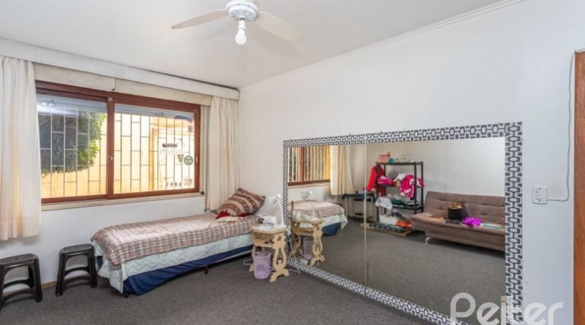Casa à venda com 246m², 3 dormitórios, 1 suíte, 4 vagas, no bairro Jardim Isabel em Porto Alegre