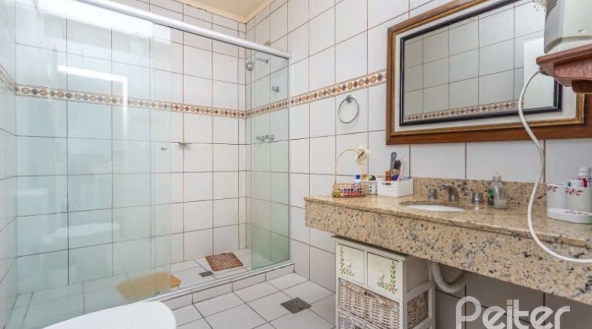 Casa à venda com 246m², 3 dormitórios, 1 suíte, 4 vagas, no bairro Jardim Isabel em Porto Alegre