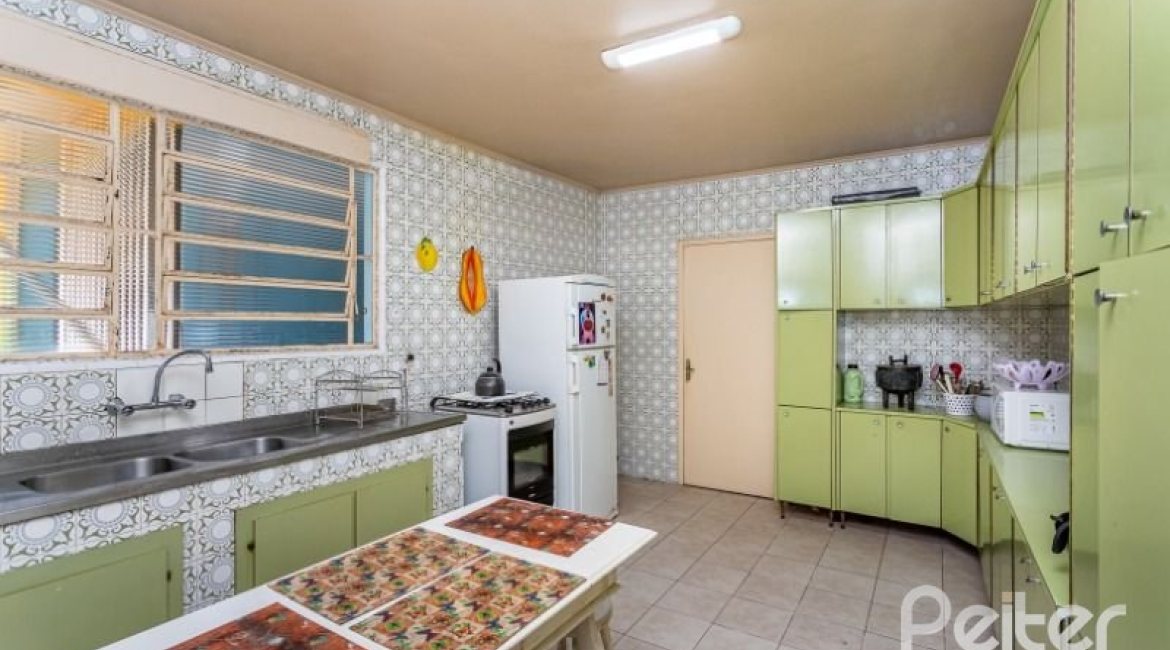 Casa à venda com 246m², 3 dormitórios, 1 suíte, 4 vagas, no bairro Jardim Isabel em Porto Alegre