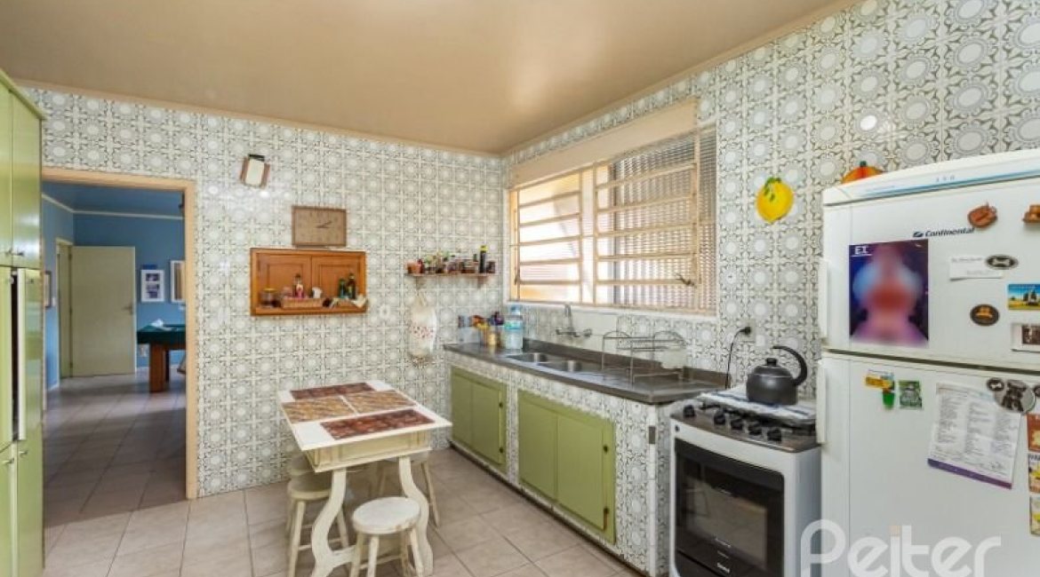Casa à venda com 246m², 3 dormitórios, 1 suíte, 4 vagas, no bairro Jardim Isabel em Porto Alegre
