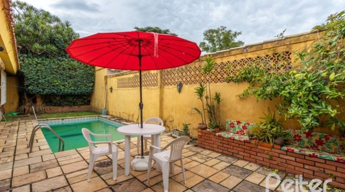 Casa à venda com 246m², 3 dormitórios, 1 suíte, 4 vagas, no bairro Jardim Isabel em Porto Alegre