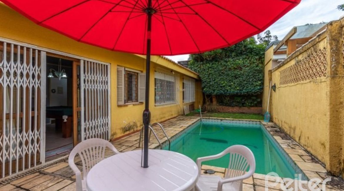 Casa à venda com 246m², 3 dormitórios, 1 suíte, 4 vagas, no bairro Jardim Isabel em Porto Alegre