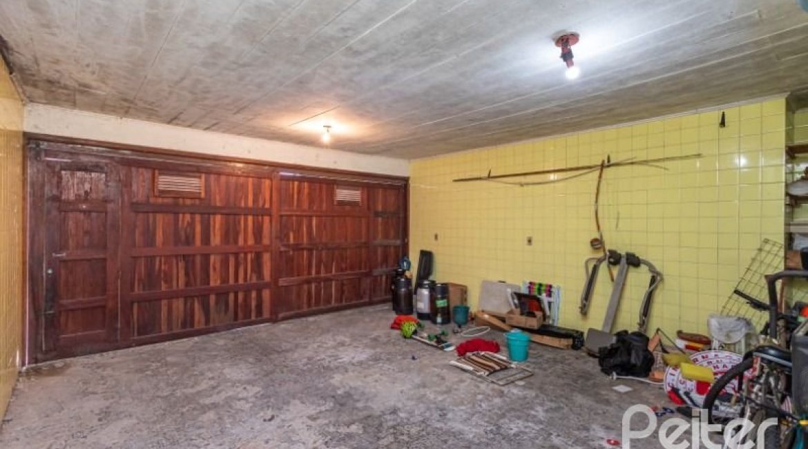 Casa à venda com 246m², 3 dormitórios, 1 suíte, 4 vagas, no bairro Jardim Isabel em Porto Alegre