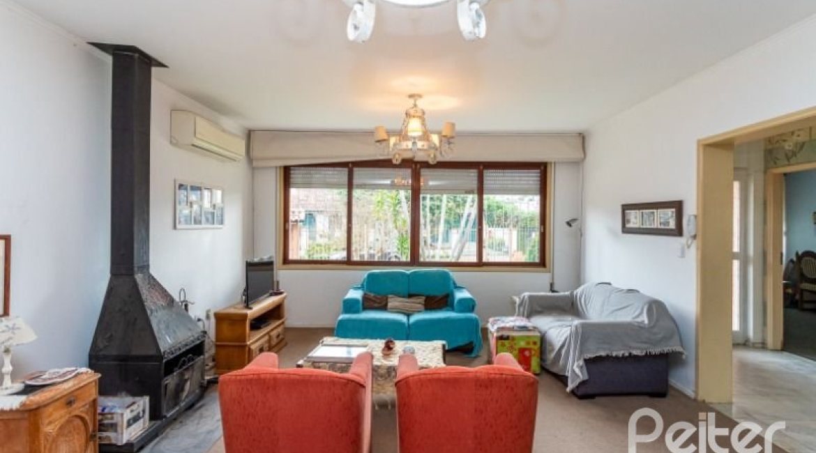 Casa à venda com 246m², 3 dormitórios, 1 suíte, 4 vagas, no bairro Jardim Isabel em Porto Alegre