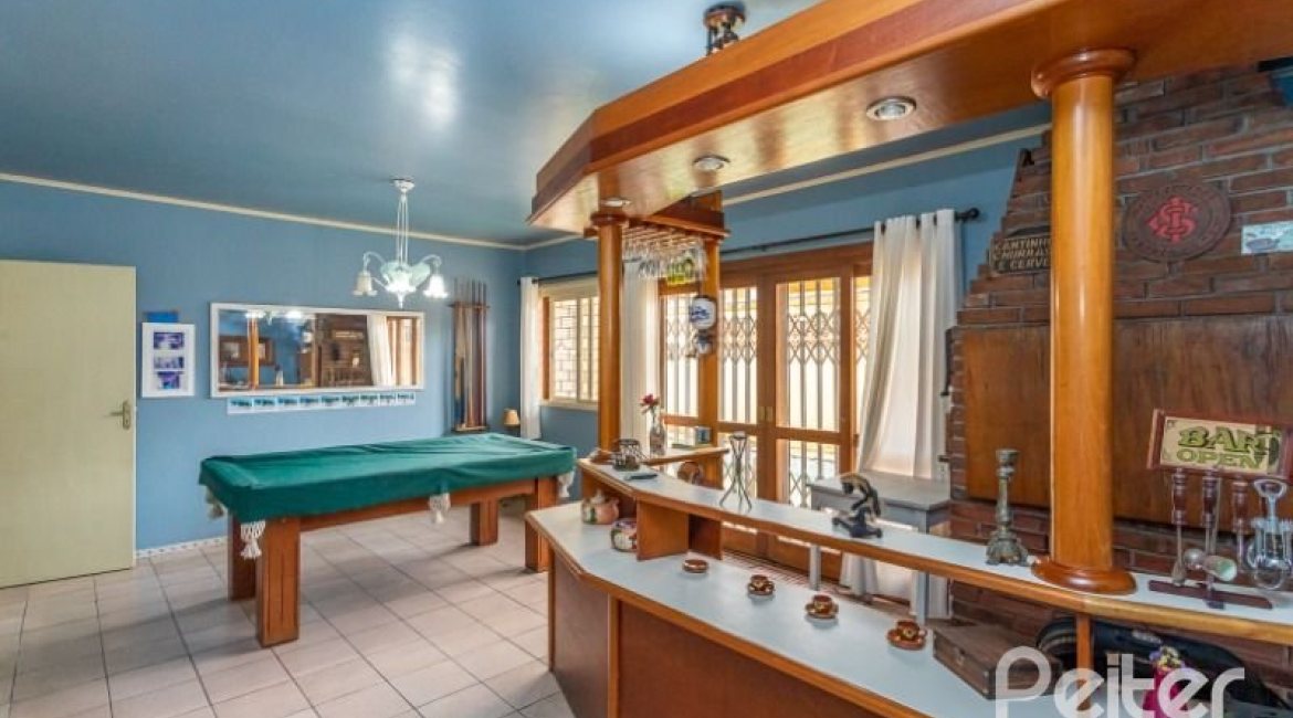 Casa à venda com 246m², 3 dormitórios, 1 suíte, 4 vagas, no bairro Jardim Isabel em Porto Alegre