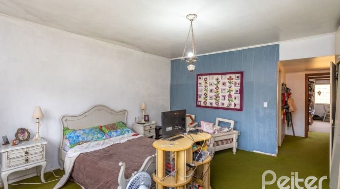 Casa à venda com 246m², 3 dormitórios, 1 suíte, 4 vagas, no bairro Jardim Isabel em Porto Alegre