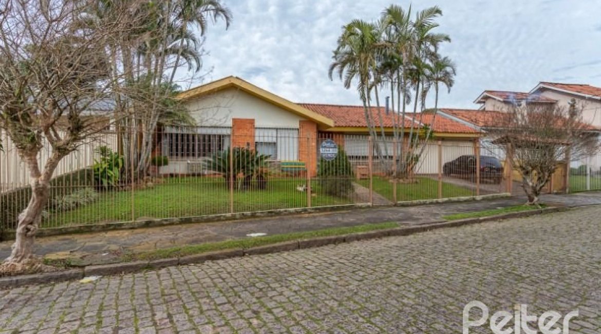 Casa à venda com 246m², 3 dormitórios, 1 suíte, 4 vagas, no bairro Jardim Isabel em Porto Alegre