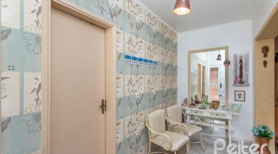 Casa à venda com 246m², 3 dormitórios, 1 suíte, 4 vagas, no bairro Jardim Isabel em Porto Alegre